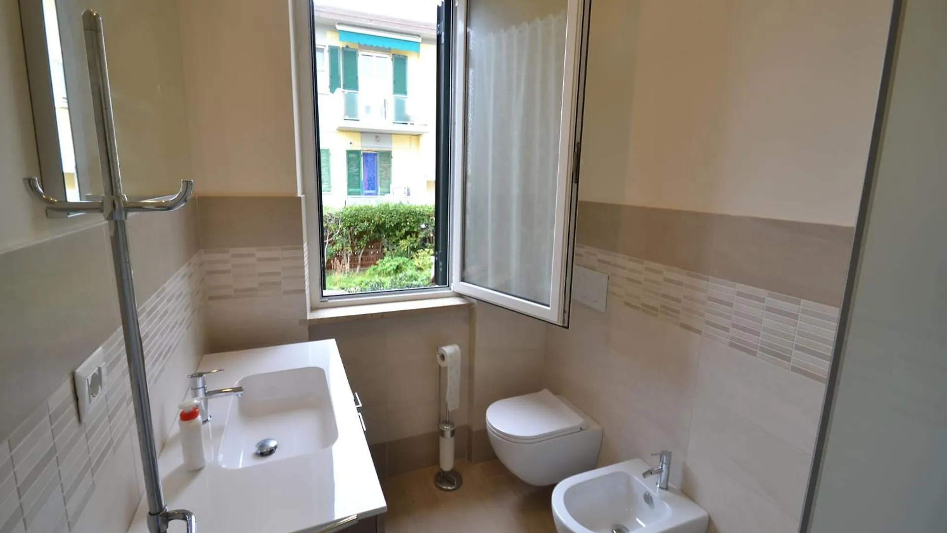 Amazing Holiday Home Near Pet Friendly Beach Carrara