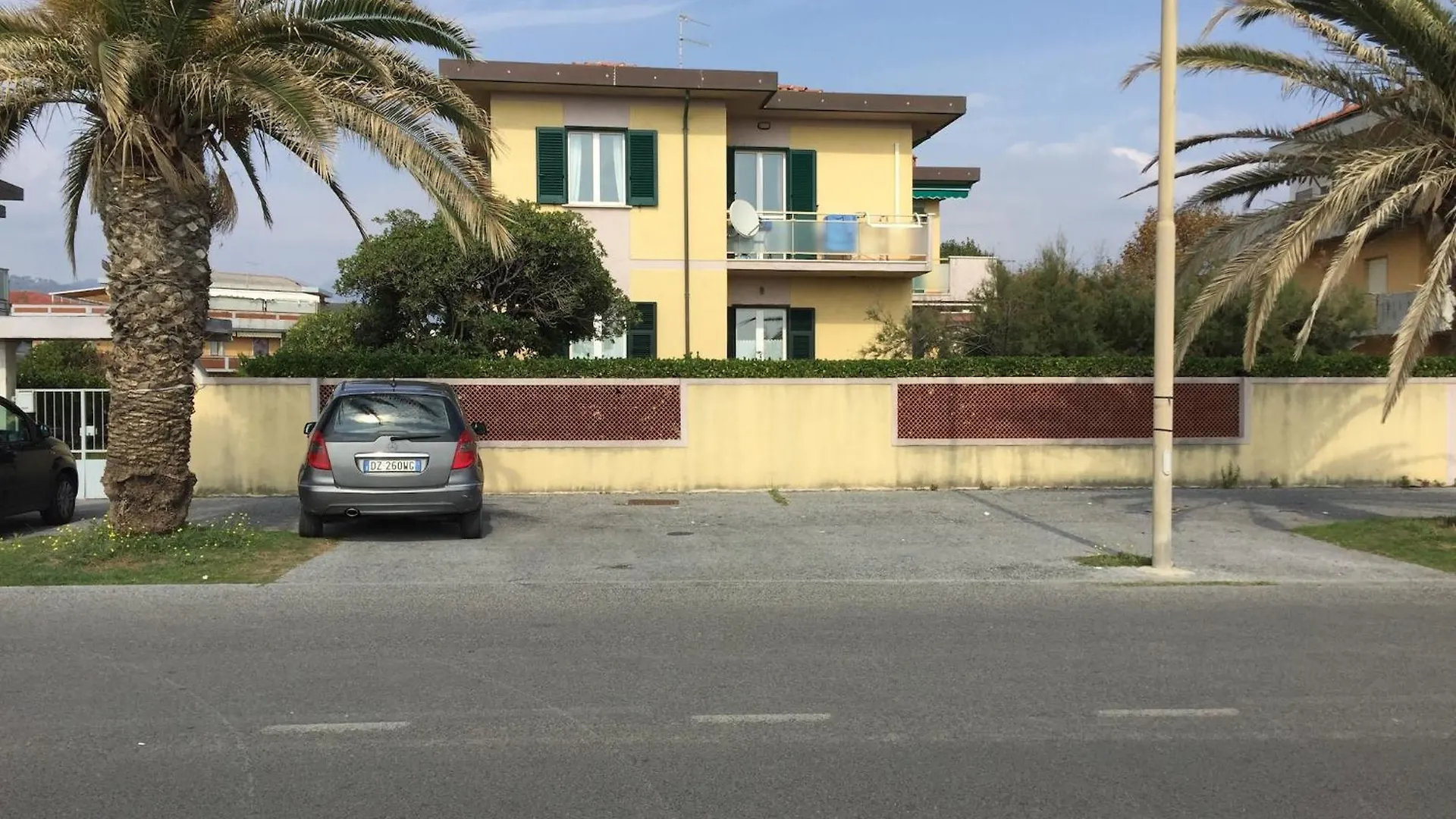 Amazing Holiday Home Near Pet Friendly Beach Carrara Italien
